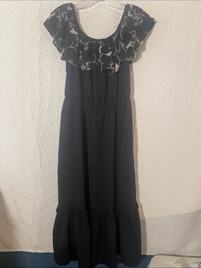 Adrienne Vittadini Black Maxi Dress with Embroidered Ruffle size small